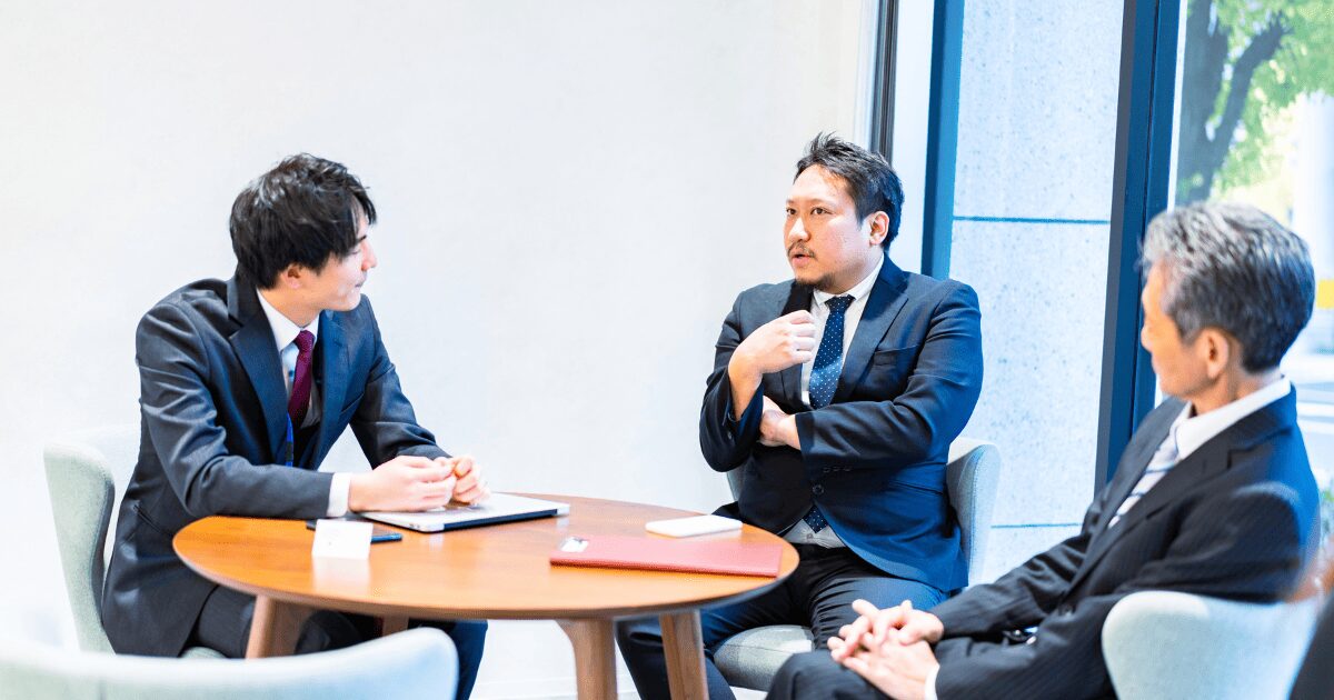 人手不足なのに　人件費削減